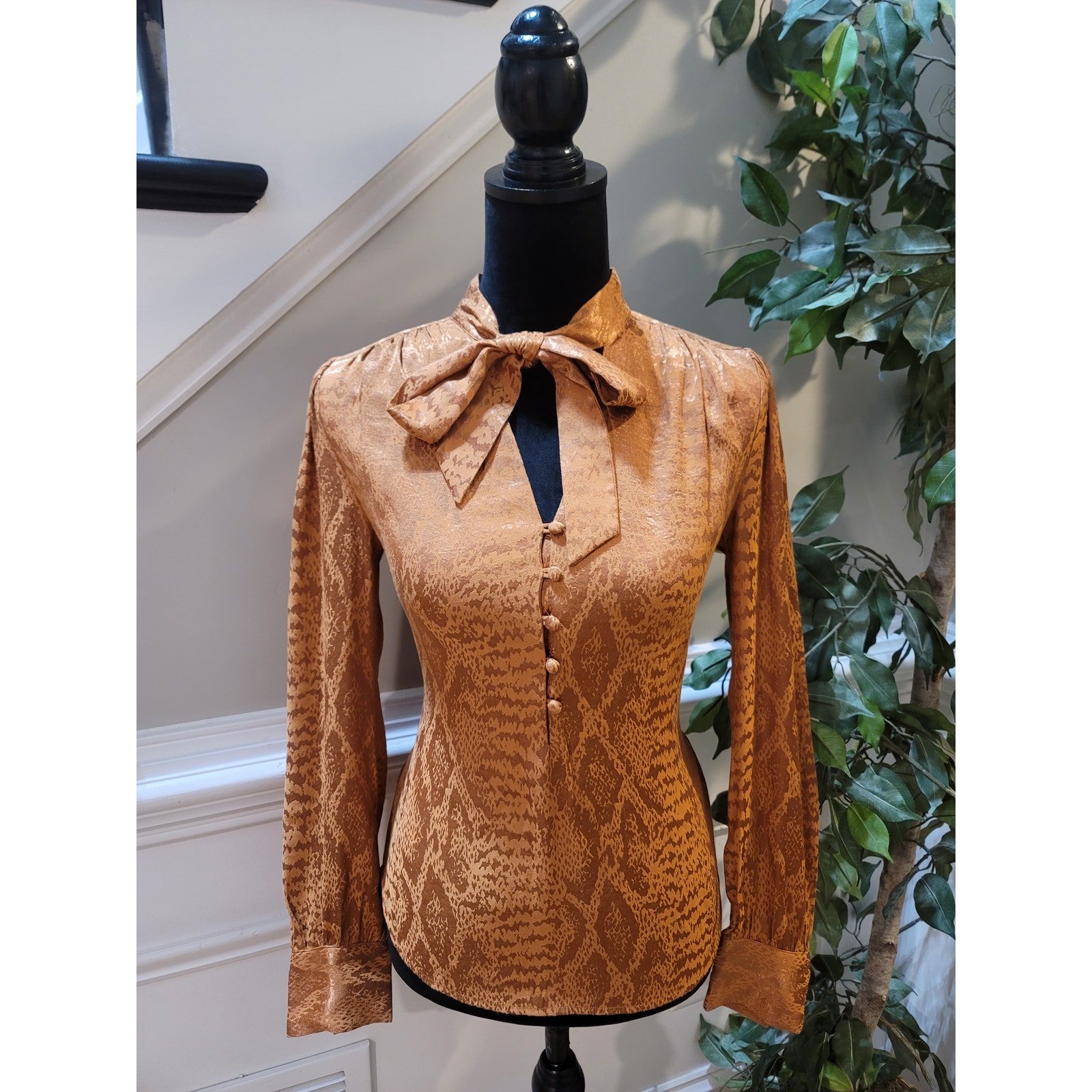 Express Blouse Women's Xs Burnt Orange Snake Skin Tie Split Neck Curved Pullover